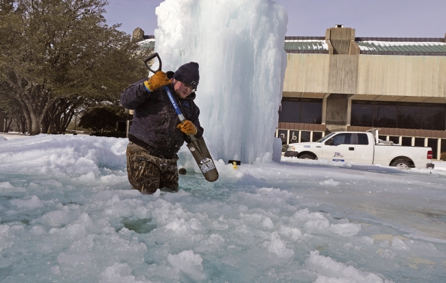 Teksas'ın Richardson bölgesinde bir işçi buzları kırmaya çalışıyor. Fotoğraf: AP